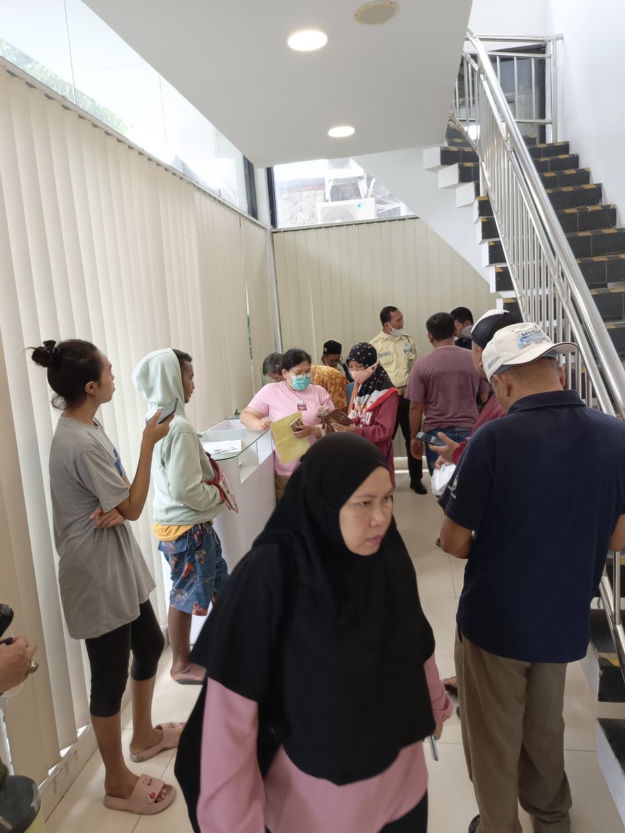 mochammadamin's tweet photo. Halo @BPJSTKinfo @BPJSTKDKI @EmirS_BPJSTK @BPJSTK_KANWILJA .. Tolong diperbaiki lah SDM yang bekerja di BPJSTK CABANG CEGER termasuk Kepala Cabangnya. Kenapa CS yang bekerja cuma 1? Kemana yang lainnya smpai meja CS banyak yg kosong??
Tolong diperbaiki lah Kepala Cabangnya. https://t.co/yCAIT6imGb