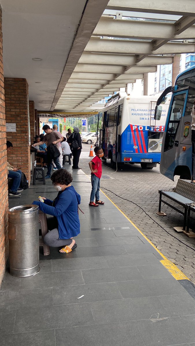 king_juanda's tweet photo. @TMCPoldaMetro SIM Keliling Jakbat Mall Citraland kata petugasnya ada gangguan alhasil udh datang gabisa proses perpanjang SIM. 
next kalo ada gangguan teknis langsung update lagi min. https://t.co/ChTiXp8cv7