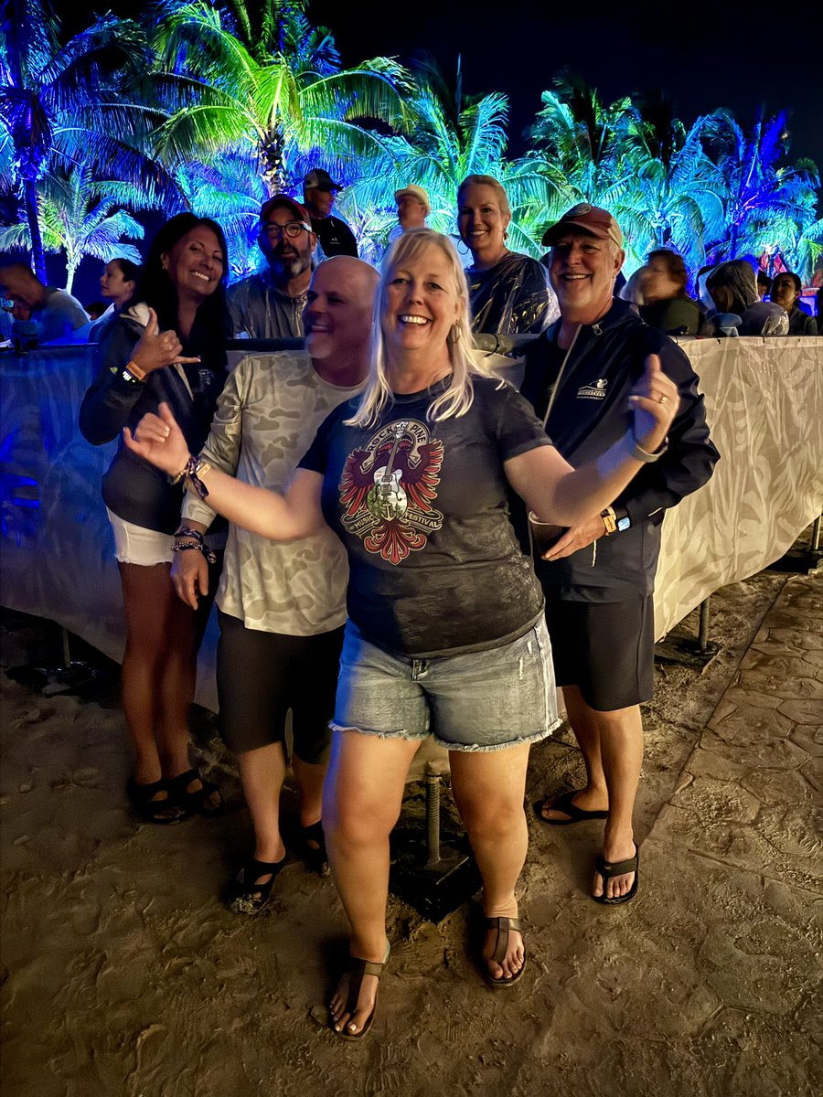 WIHulaGirl's tweet photo. Magical #daveandtimmexico @davetimmexico https://t.co/9p0Y3g6uAE