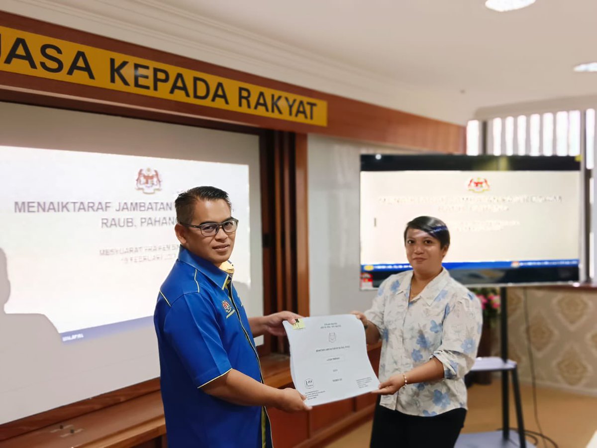 Mesyuarat Pra Pembinaan Projek Jambatan Pasir Bayam diakhiri dengan simbolik penyerahan Lukisan Pembinaan kpd JD <a href="/JKR_Raub/">JKR Raub</a> . Semoga projek jambatan ini dpt dilaksanakan dgn jayanya
<a href="/CawJalanJKR/">Cawangan Jalan JKR Malaysia</a>