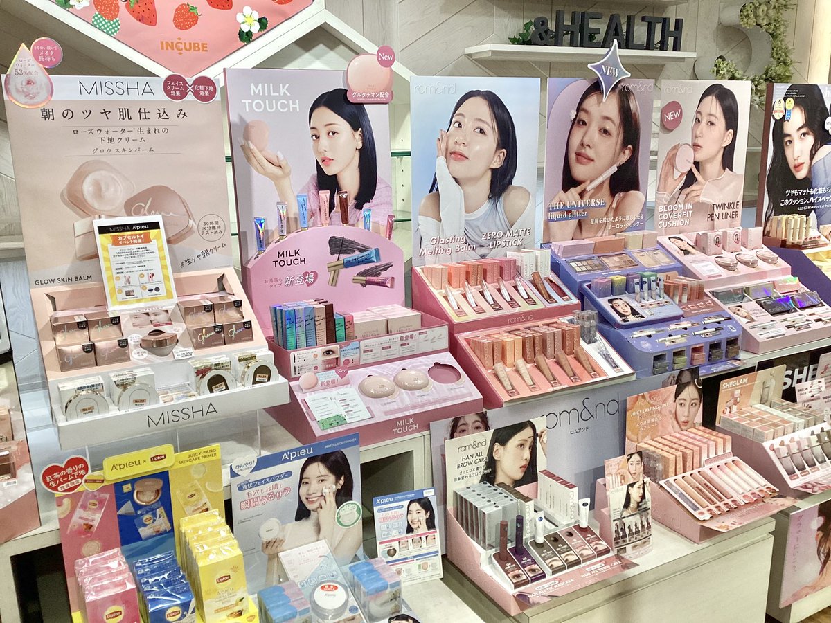 天神店3Fで #アジアンコスメ 特集コーナーが登場💕 大人気の韓国コスメ