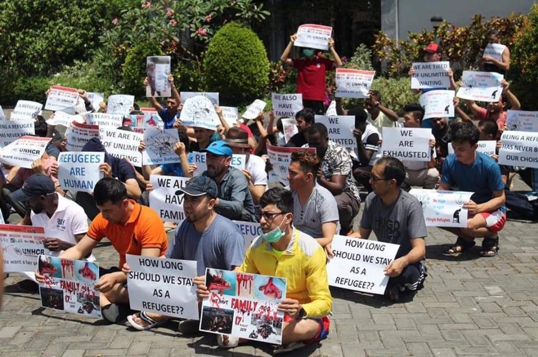 JawadKa98967195's tweet photo. dan IOM Indonesia 
Lagi main2 sama hidup pengungsi di Indonesia selama 12 tahan... 
Sudah cukup itu  kami sudah ndak bisa tahan 🙌
@UNHCR
@jokowi
#End12YearsInLimbo_Indonesia https://t.co/wywLFHw5YP