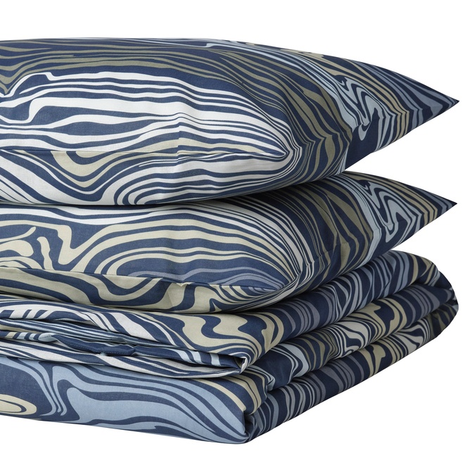 Nikmati tidur nyenyak dengan set sarung duvet KLIPPNEJLIKA yang berwarna biru dan bermotif gelombang, memberi nuansa relaksasi yang menenangkan. Terbuat dari campuran katun dan viskos yang halus dan lembut, menambah kenyamanan ketika tidur. Temukan di ecs.page.link/xGmCw