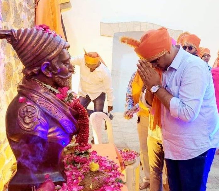 अखंड महाष्ट्राचे आराध्य दैवत श्रीमंत छत्रपती शिवाजी महाराज यांच्या जयंती निमित्त तुम्हांस व तुमच्या परिवारास शिवमय भगव्या शुभेच्छा
🚩🚩🚩🚩🚩🚩
हर हर महादेव
🙏🙏