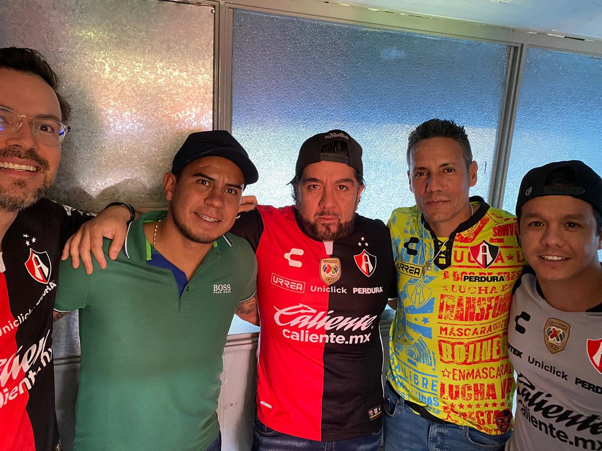 chiry_10's tweet photo. ❤️🖤 @negromedina_26  #Tripaperez @maci226 https://t.co/BwDVDvXDH3