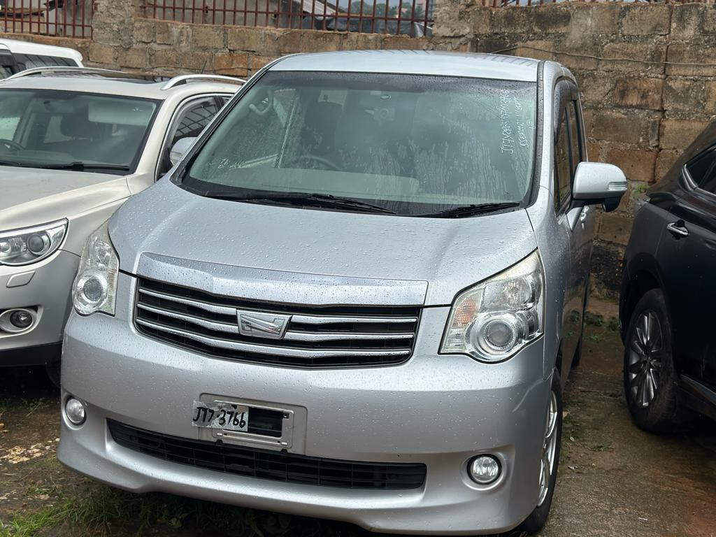 DriveNowUg's tweet image. #WeeklyOffer
In this week's offers, we're having the Toyota Noah van 2011 edition.
#Note: This is a limited offer and prefer full payment (Non/not negotiable)

#Ugx35m                                  #Ugx36m
