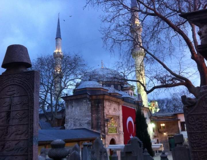 Açılır bahtımız bir gün hemen yattıkça yatmaz ya
Açar elbet kerem babın kapattıkça kapatmaz ya

Uzun servi gibi aksi tecellim pek uzun gitti
Keser ıssı anı bir gün uzattıkça uzatmaz ya... ⤵️