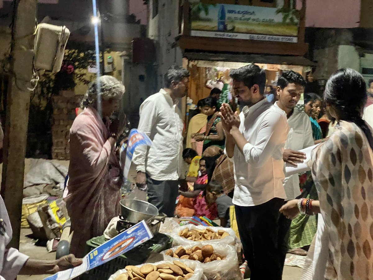dhruv_jatti's tweet photo. Recalling my favourite moments from the 2024 New Year Calendar 📅 distribution in #Terdal
Key takeaways:
👉 4,000 free calendars distributed over January & February. Resurrecting the old connections that people had with my family.
👉 Every time I visit somebody’s home, I learn something new about my great grandfather Sri. BD Jatti’s contribution to their village.