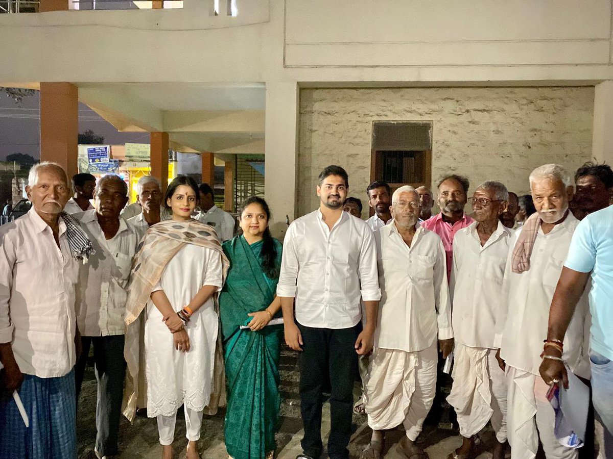 dhruv_jatti's tweet photo. Recalling my favourite moments from the 2024 New Year Calendar 📅 distribution in #Terdal
Key takeaways:
👉 4,000 free calendars distributed over January & February. Resurrecting the old connections that people had with my family.
👉 Every time I visit somebody’s home, I learn something new about my great grandfather Sri. BD Jatti’s contribution to their village.