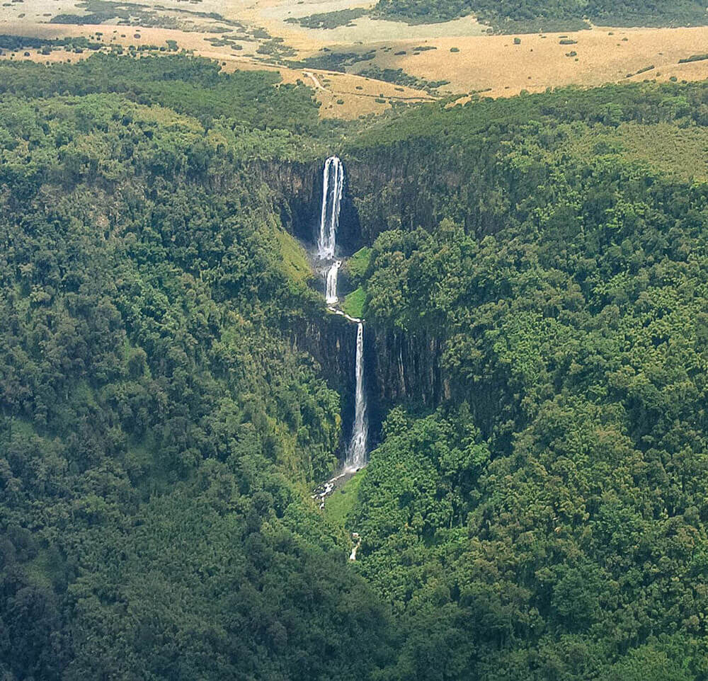 #KaruruWaterfalls, at 273 meters, is Kenya's tallest waterfall.For centuries, its cascading waters, which divide into three distinct stages,have captivated hearts &amp; imaginations. For bookings💌 info@tembeaafrica.co.ke
#tembeaafrica #magicalkenya  #AberdareNationalPark #travelgram