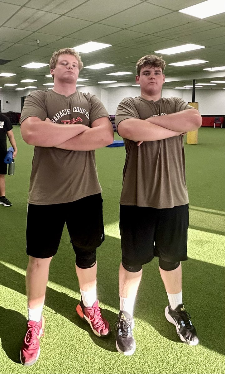 big_ole_ammon's tweet photo. Back to the grind after a great basketball season💪🏻 Great to workout with my big brother @AlexanderJake53 @RonTBAOL @BFHS_ChargersFB @CoachPerrone @CodyTCameron @AZPreps365 @PrepRedzoneAZ @MaxPreps https://t.co/AtFSVcMLpZ