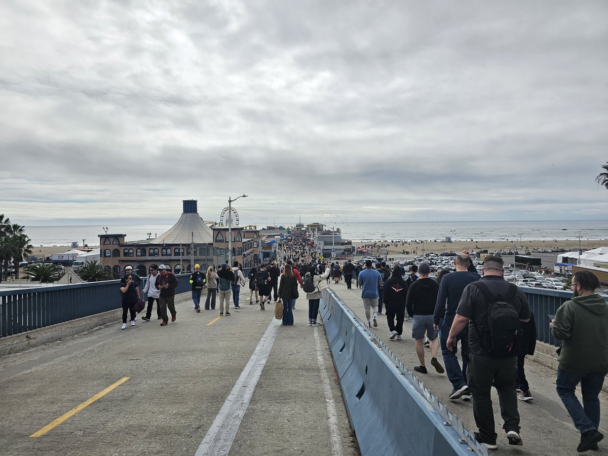 PGTravelerOf's tweet photo. Amazing 3rd Day City-Event in LA ! 🌤✨️🍔🇺🇸🥚🚶♂️📱#SinnohTour #LosAngeles #SantaMonicaPier #PokemonGo #Palkiaorigin #Pachirisu #shiny #luckyfriends #meetfriends #Trade #Raid #Hatch https://t.co/N7fsaopZvD