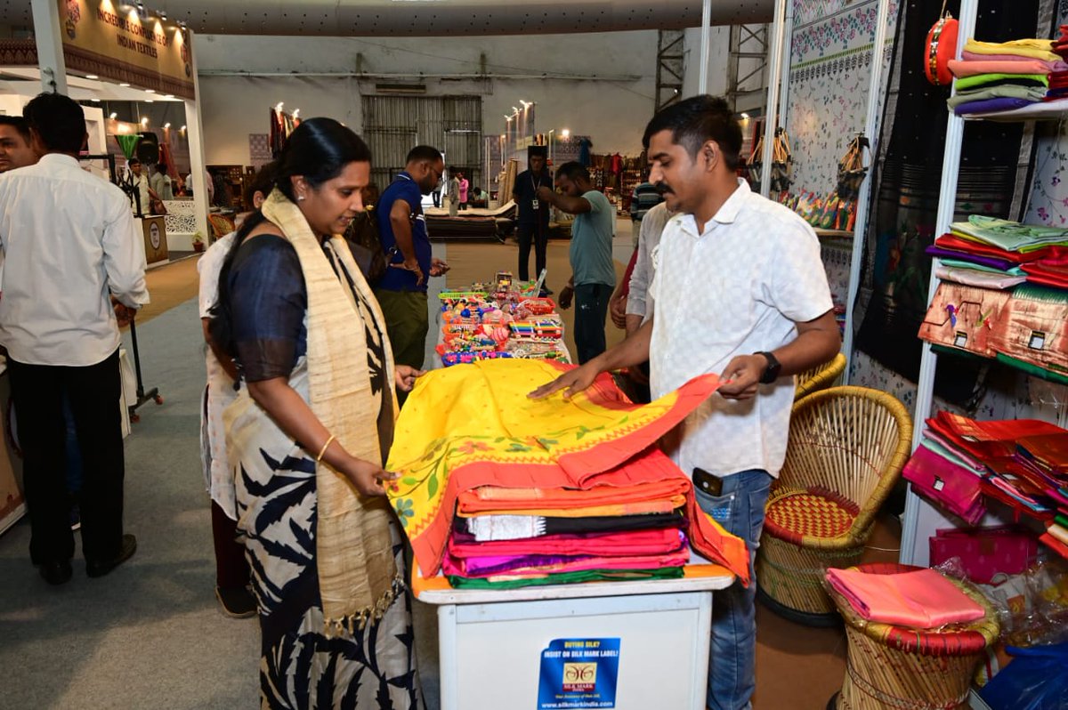 Beena M, IAS, Development Commissioner (Handlooms), visited Ailk Mark AU Stall (M/s. Yogesh Kature) at Aatmanirbhar Bharat Ustav, Goregaon, Mumbai #75silkenyearsCSB @TexMinIndia @csbmot @PiyushGoyal @DarshanaJardosh @PrajaktaVerma @Ifssivakumar @meenakshiifs @ShefVaidya