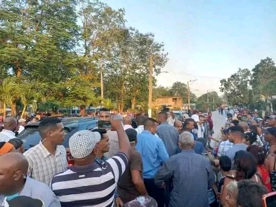 #ProvinciaGranma. Así transcurrió días atrás la visita de nuestro Presidente <a href="/DiazCanelB/">Miguel Díaz-Canel Bermúdez</a> al municipio Río Cauto. Cuánta emoción al verle codo a codo con el pueblo, entregado a la defensa de la obra de nuestra Revolución. #CubaEsAmor. <a href="/AsambleaCuba/">Asamblea Nacional Cuba</a> <a href="/PresidenciaCuba/">Presidencia Cuba 🇨🇺</a> <a href="/GobiernoGranma/">GobiernoGranma</a>