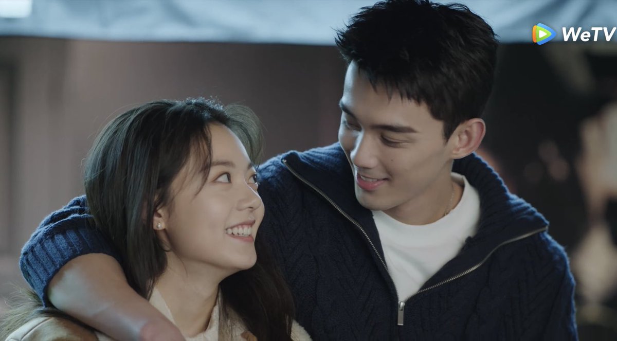 LusiChengYao's tweet photo. ในนิยายพี่หลินกับน้องกั่วมีลูกสาวด้วยกัน1คน เป็นคู่ปรับกับลูกเจียงหยาง🤣 เจอหน้ากันทีไรท้าแข่งสนุกกันตลอด ตีกันเรื่องพ่อของใครเก่งกว่ากัน ไว้เดี๋ยวจะมาเล่าให้ฟัง บอกเลยบังเทิงมากก ลูกสาวได้นิสัยพ่อมาแบบ100% อายุแค่5ขวบแค่ปากแจ๋วสุดๆ5555555 #ลมหนาวและสองเรา #AmidstaSnowstormofLove https://t.co/z44NQ9Cntn