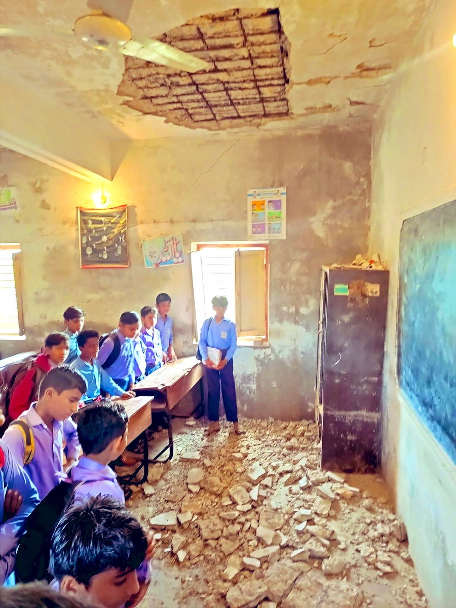 مولا شاگردن کي بچايو، ..!

ھائر سيڪينڊري اسڪول پيرو لاشاري ۾ صبح سوير ڇھين ڪلاس جي ڇت وڏي ڌماڪي سان ڪري پئي معجزاڻي طور شاگرد وڏي حادثي کان بچي ويا.شاگردن جو دانهو ڪوڪون، 

ڪاله دادو ۾ جيڪي دفاع پيا ڪن اهي ڏسن.!