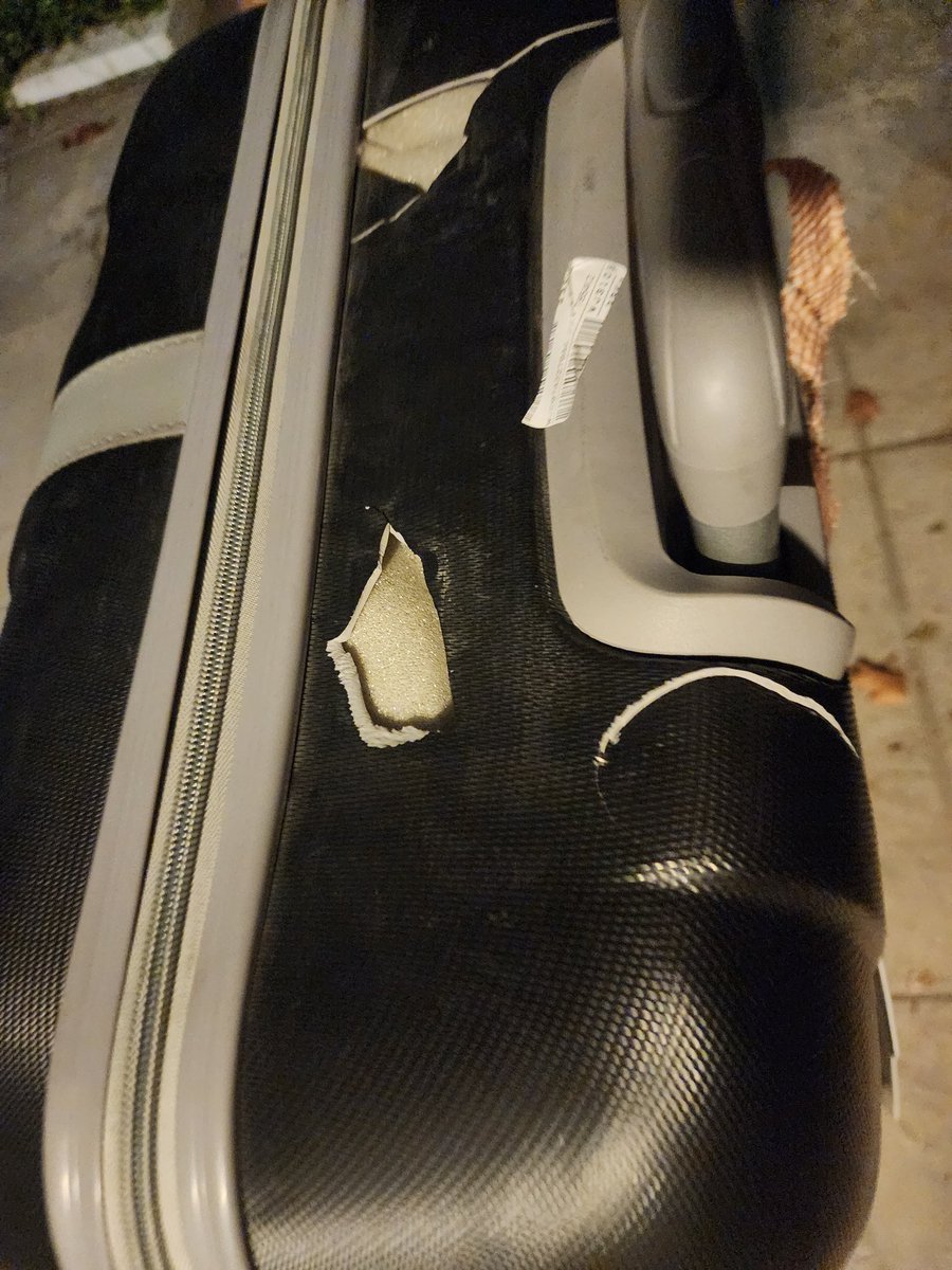 patarebalo's tweet photo. @VuelaJetSMART quien se hace cargo de esto???? Sinvergüenzas https://t.co/tdKoiGPvd2