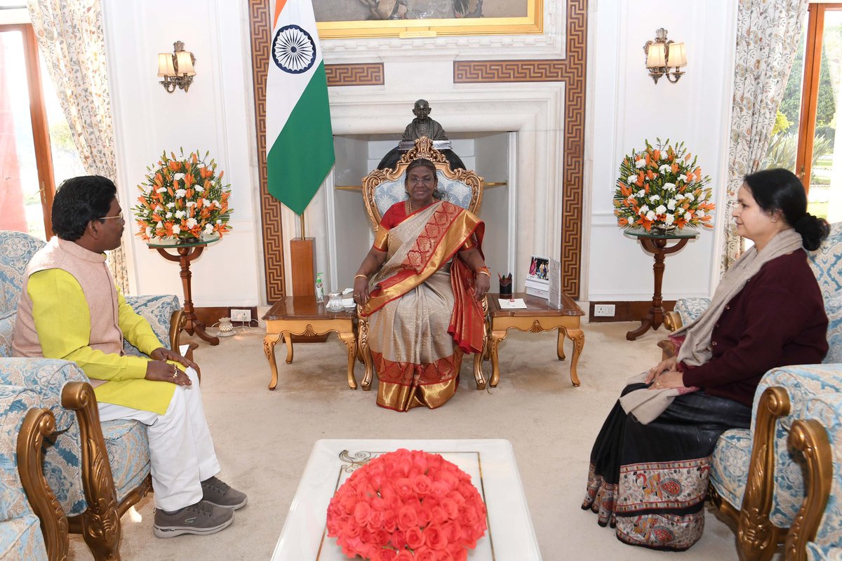 Shri Ananta Nayak, Hon’ble Vice Chairperson (Acting) and Smt. Alka Tiwari, Secy., NCST presented the 17th Annual Report (2022-23) of the Commission to Hon’ble President of India on 17.02.2024 at Rashtrapati Bhavan. #NCST @Anantanayak_ @rashtrapatibhvn @PIB_India @MundaArjun