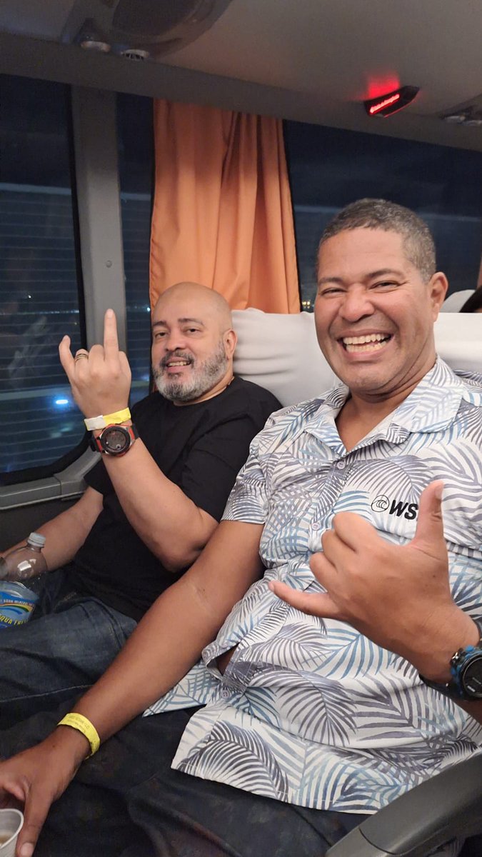 GustavoMagoo's tweet photo. Meu brother Gilberto Pereira, o Juventude Máxima a caminho do show do Men at Work. https://t.co/vu3H6pE406