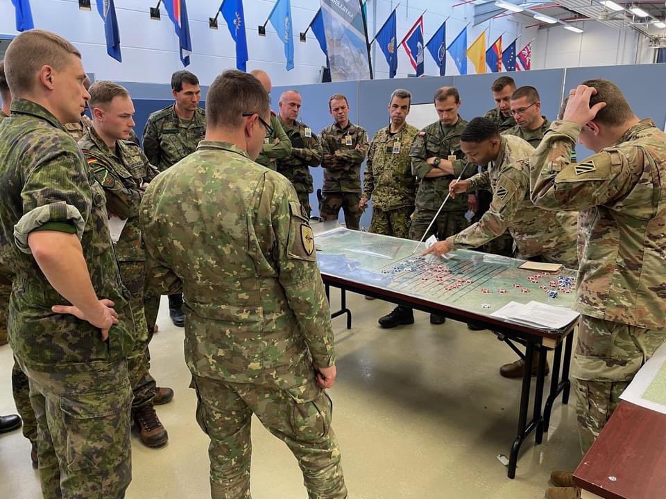 De40e39867's tweet photo. #Interoperability 
Les artilleurs du @40RA_Officiel sont déployés au cœur de l’exercice Dynamic Front 24. 
➡️  + 1 000 artilleurs
➡️ 24 Nations partenaires
➡️ Planification et conduite des feux
➡️ Interop technique-procédurale-humaine
✅ TIREZ! 👊🔥
#StrongerTogether https://t.co/VdzGinbaTs