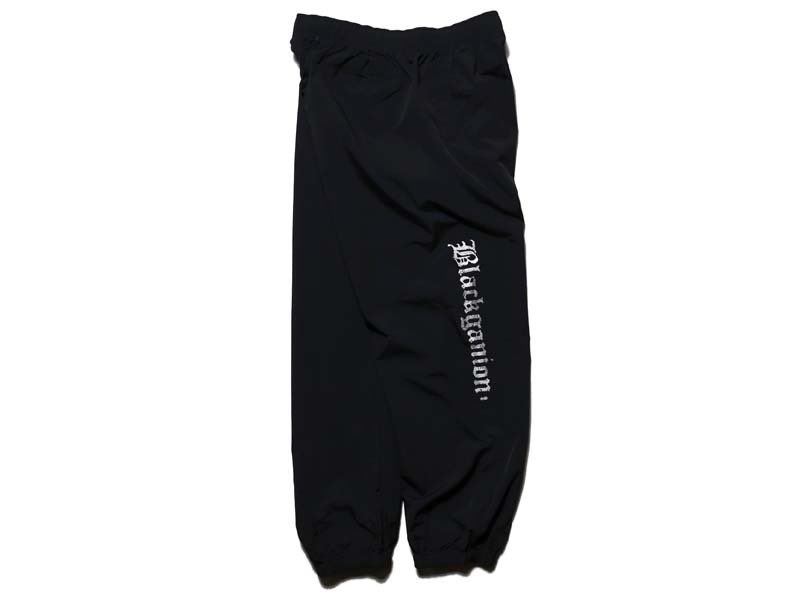 manana_kkkane's tweet image. #BLACKGANION より、#CASPER デザインの #マスターピース の アノラックパーカー、トレーニングパンツ、バケットハットの予約販売がスタート！ BLACK GANION バンド マ－チでは初のセットアップ可能アイテム、バケットハットとなります。