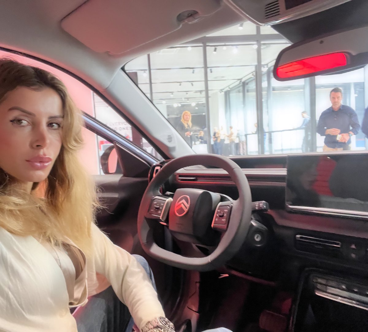 tizianafait's tweet photo. Prove di #advancedcomfort #citroenëc3 #motorinrosa #tizianafait #faitstyle #faitpower #teneteimotoriaccesi https://t.co/S94W3TLOfl