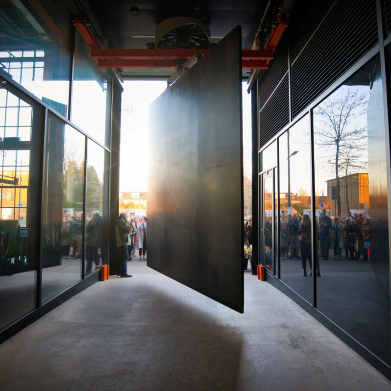 LET OP! Wegens werkzaamheden aan de kunstdeur is de noordingang aan de Burgemeester Brokxlaan vanaf vandaag maandag 19 februari tot en met vrijdag 24 februari gesloten. 

De andere ingang aan de spoorzijde is gewoon bereikbaar.