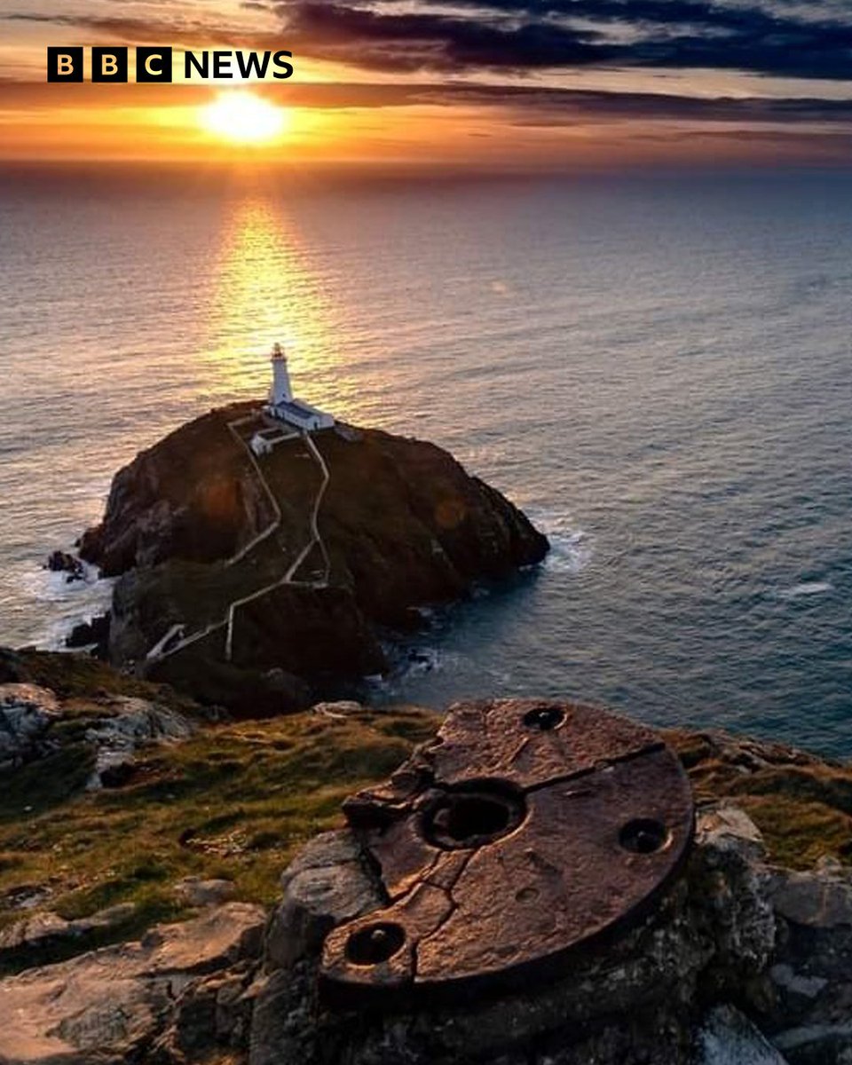 Sunshine... is that you? It's been a while... 👀🌞 Bleddyn Jones-Pearson's shot of the sun going down over South Stack Lighthouse on Anglesey is lifting our spirits Have a great Monday! Tap link for more news and features from across Wales: bbc.in/3UMGcU0