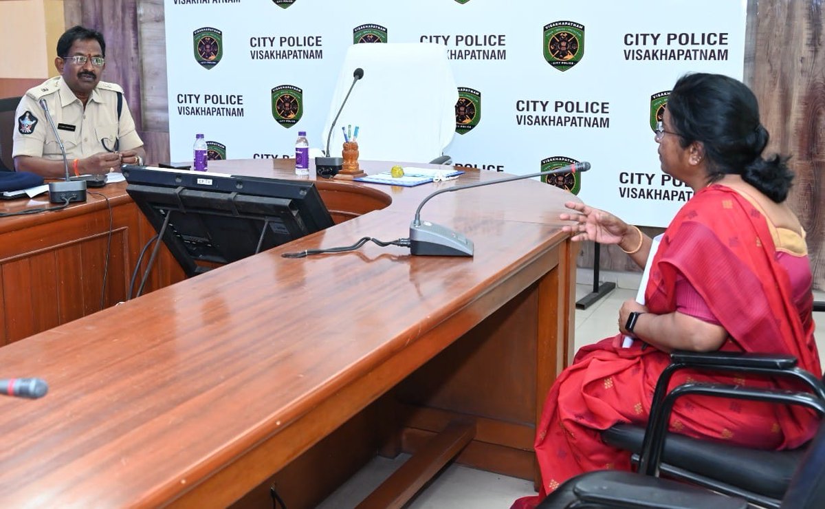 vizagcitypolice's tweet photo. CP డా.ఏ.రవి శంకర్, ఐ.పీ.ఎస్.,గారి ఆదేశాలమేరకు  ఏ.డీ.సీ.పీ (అడ్మిన్) గారు స్పందన కార్యక్రమం నిర్వహించి, 42 మంది ఫిర్యాది దారులతో మాట్లాడి, వారి సమస్యలను తెలుసుకొని, సంబంధిత పోలీసు అధికారులతో వీడియో కాన్ఫరెన్స్ ద్వారా మాట్లాడి, సత్వర పరిష్కారానికై  ఆదేశాలు ఇవ్వడమైనది.@APPOLICE100 https://t.co/9dX7H90xKw