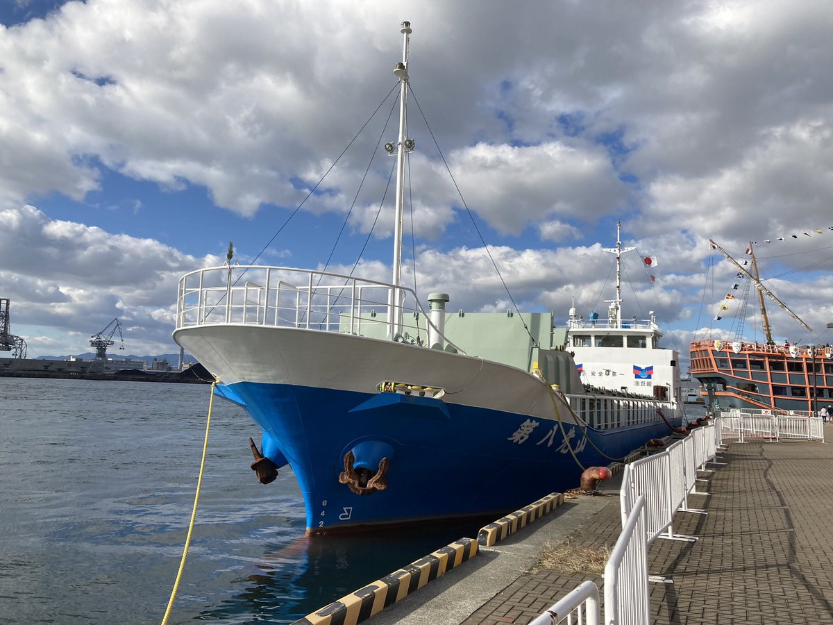 どなたかが言ってたけど、女の子が内航船を走らすアニメできないんかな。
499とか4、5人でちょうど良いと思う。
船種いろいろで広げやすそうだし、各地の名物や景色も出せるし。

戦車がいいなら内航船もいけるでしょ！