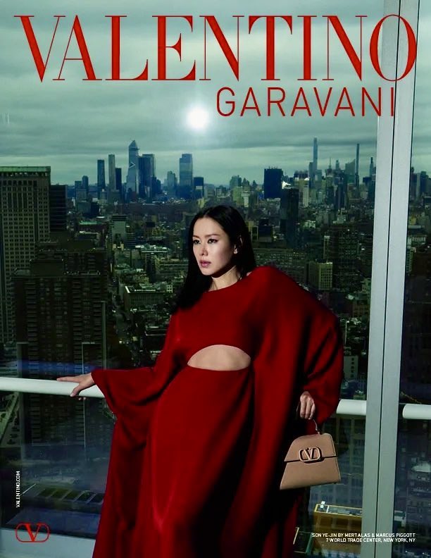 iamneelie09's tweet photo. Stunning in Red!🔥🔥🔥
#sonyejinforvalentinolècole
#springsummercollection2024 https://t.co/UHfydnrzuY