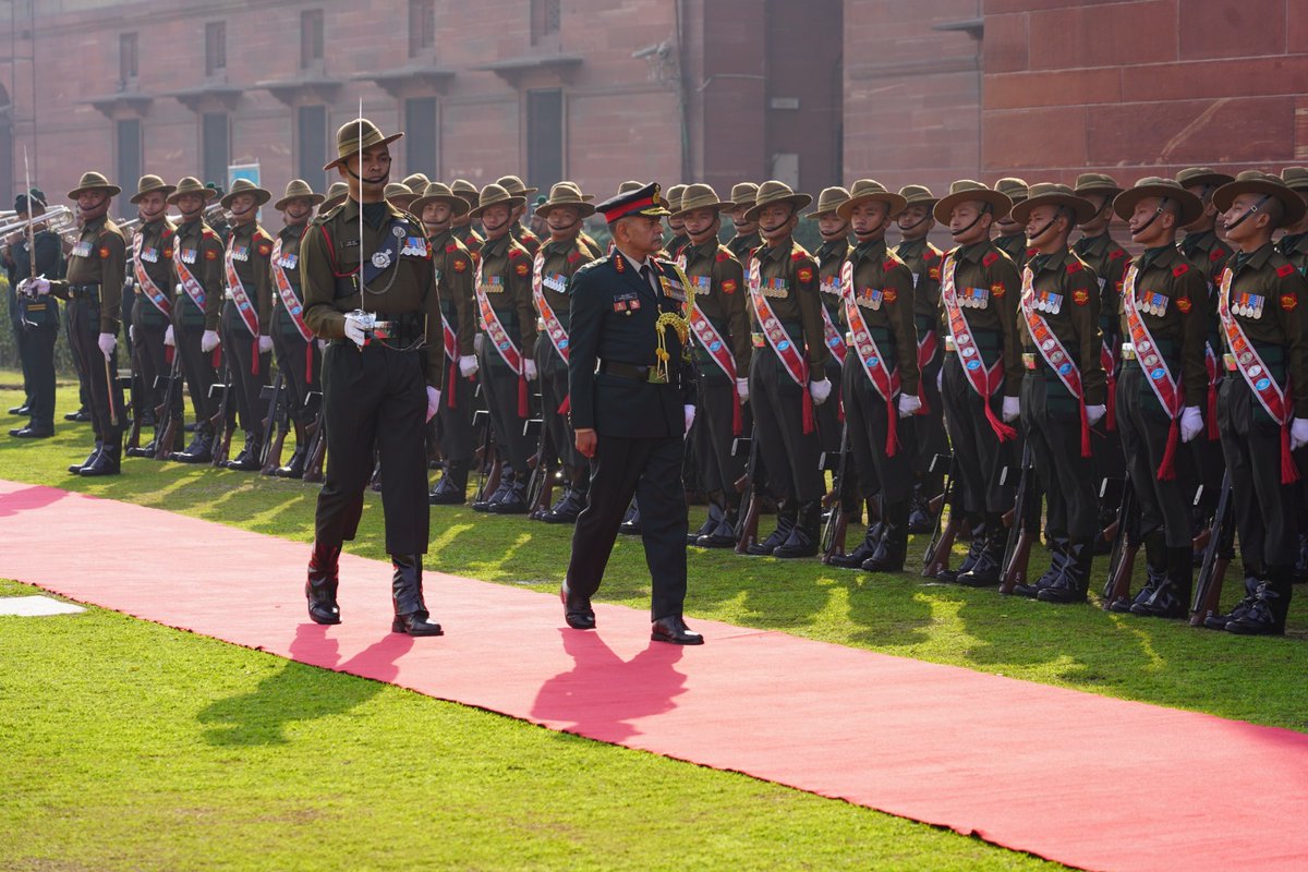 Lt Gen Upendra Dwivedi assumed the appointment of the Vice Chief of Army Staff #VCOAS of #IndianArmy, today. On assuming the Office as the #VCOAS, Lt Gen Upendra Dwivedi paid homage to the #Bravehearts at the National War Memorial #NWM & reviewed the Guard of Honour.

#IndianArmy…