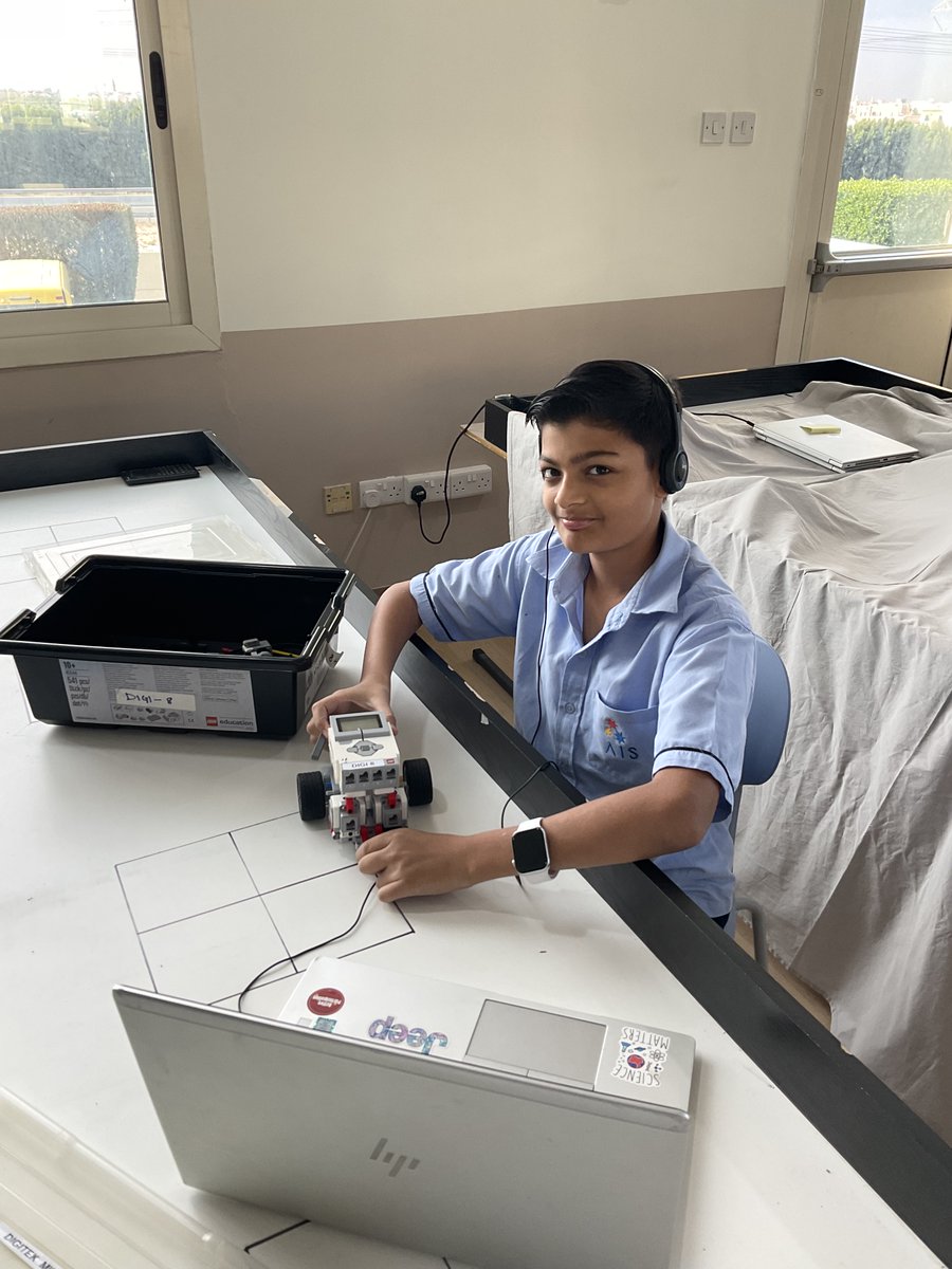 AIS_JrSecondary's tweet photo. Our Secondary School students have been having a great time getting creative in their robotics class.🤖

#AISJrSecondary #AISCreativity #AISJourneyToSuccess https://t.co/L8UuVDTpW9