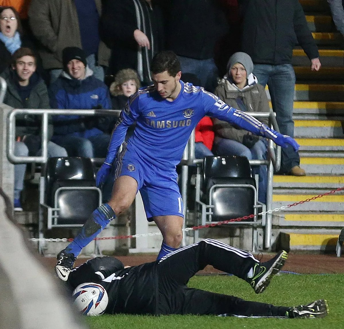 idextratime's tweet photo. 🗣 Eden Hazard: 

"Saat kejadian anak ball boy Swansea itu, istriku sedang hamil dan hari itu bayi akan lahir. Jadi, saat aku mendapat kartu merah, aku akan mendapatkan tiga pertandingan diskors, sempurna, kan! 

"Paham, kan? Itu realitanya — liburan yang sempurna, terima kasih! Tapi aku tidak melakukannya dengan sengaja." 😭

✍🏻 @obionepodcast