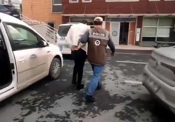 Katliamdan 3 gün sonra alışveriş merkezinde yakalanmıştı.

Avukatı: Zarar gören olmadı 
Hakim: Ceza almasına gerek yok 

Bu dava böyle BİTEMEZ. 

Tekrar ters kelepçeli fotoğrafı gelene kadar susmayacağız. 
#ibrahimkeloğlantutuklansın
#HayvanHaklarıAnayasaya