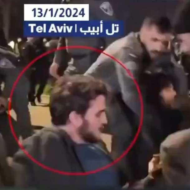 jacksonhinkle's tweet photo. 🚨🇮🇱 Ex-hostage Itay Regev PROTESTS in Tel Aviv against the GAZA GENOCIDE and the Netanyahu government. https://t.co/dYT893Qq3h