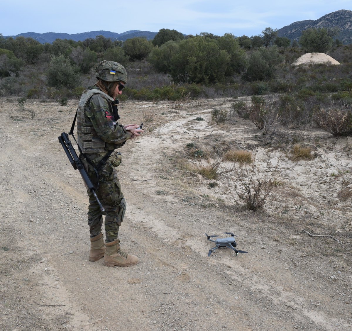 EMADmde's tweet photo. Militares españoles del #RI63 instruyen a militares ucranianos del módulo de #SquadCommander en diferentes capacidades de combate en la misión de #EUMAM_UA_TTCC. Se han realizado ejercicios de limpieza de trincheras y tiro🎯 con ametralladora pesada #MOPS @EjercitoTierra https://t.co/s8vcmdkQCk