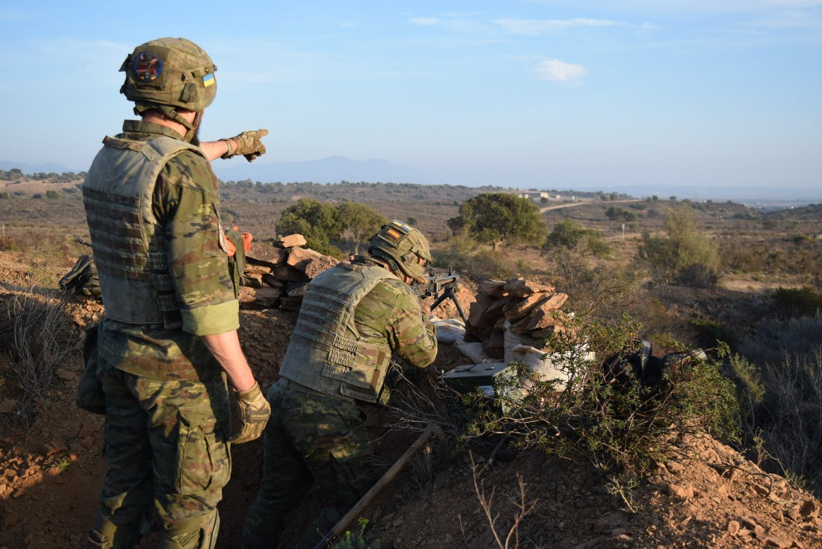 EMADmde's tweet photo. Militares españoles del #RI63 instruyen a militares ucranianos del módulo de #SquadCommander en diferentes capacidades de combate en la misión de #EUMAM_UA_TTCC. Se han realizado ejercicios de limpieza de trincheras y tiro🎯 con ametralladora pesada #MOPS @EjercitoTierra https://t.co/s8vcmdkQCk