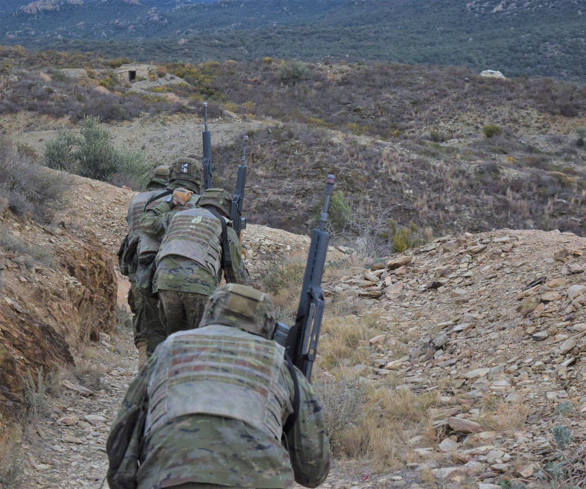 EMADmde's tweet photo. Militares españoles del #RI63 instruyen a militares ucranianos del módulo de #SquadCommander en diferentes capacidades de combate en la misión de #EUMAM_UA_TTCC. Se han realizado ejercicios de limpieza de trincheras y tiro🎯 con ametralladora pesada #MOPS @EjercitoTierra https://t.co/s8vcmdkQCk