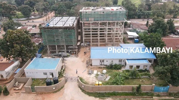 VisitKasaiDRC's tweet photo. #MBUJIMAYI | #KASAI_OR | #RDC🇨🇩
PROJET DE RÉHABILITATION DU SYSTÈME D'APPROVISIONNEMENT EN EAU POTABLE LOT 1 et 2
Photo1. Construction des deux châteaux d'eau de 1063 m3 chacun sur l'avenue Tshilomba (ex de la Mort) dans la commune de DIULU
📸✍🏾 @kalekalambayi
@GouvernoratKOR https://t.co/N2XiHJvQUg