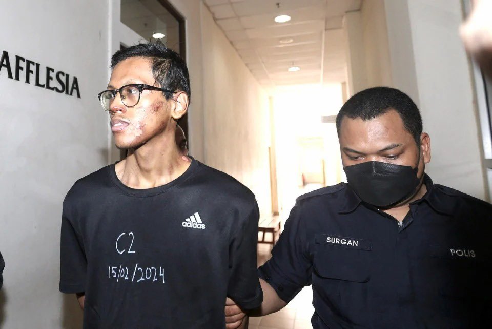 redzuanNewsMPB's tweet photo. Bakar kereta polis bantuan dan conteng dinding stesen MRT.

Penghantar makanan, Mohamad Hasif Syazani Zulkifle, 26 mengaku tidak bersalah di mahkamah PJ lakukan perbuatan itu 1.10 pagi 15 Feb lalu.

Suspek bertindak demikian untuk dapat tontonan tinggi di akaun TikTok. https://t.co/ej0m6u9beZ
