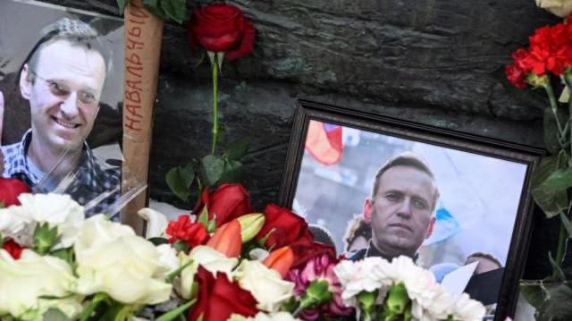 officejjsmart's tweet photo. In St. Petersburg🇷🇺, 88 people were arrested for laying flowers in memory of Navalny.

88 people were arrested, five were fined, and another five were given mandatory labor from 20 to 70 hours.

Putin, a murderer, runs a police state. 

Despite what Tucker says, 🇷🇺is a hellscape. https://t.co/qSqjcvcMSw
