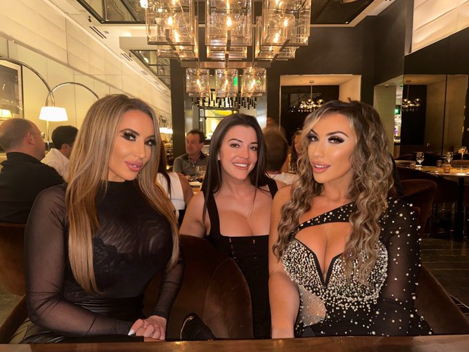Incredible dinner with amazing company this evening 😻 @liz_skylar @therealmiajames https://t.co/Jifj<a href="/tag/teamrr"class="tags"><span>#teamrr</span></a>