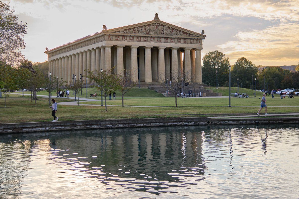 In ogni on the road che si rispetti, c'è sempre una tappa fondamentale del viaggio. Nel nostro ultimo tour degli Stati Uniti questa è stata #Nashville in #Tennessee , una delle città americane più belle che abbiamo potuto vedere, dove si può trovare musica dal vivo 24/24h
