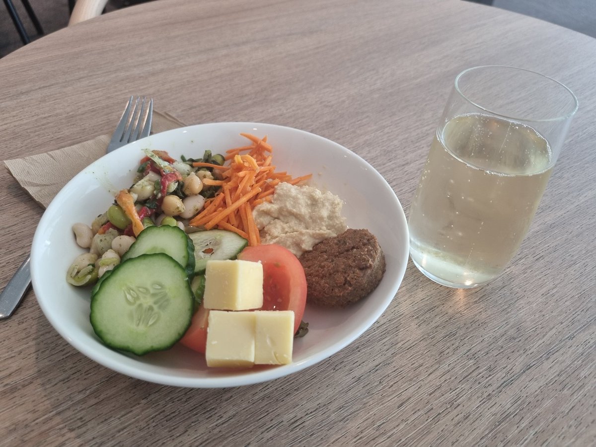 What's one to do when flights are delayed except enjoy the <a href="/VirginAustralia/">Virgin Australia</a> lounge facilities <a href="/AdelaideAirport/">Adelaide Airport</a>