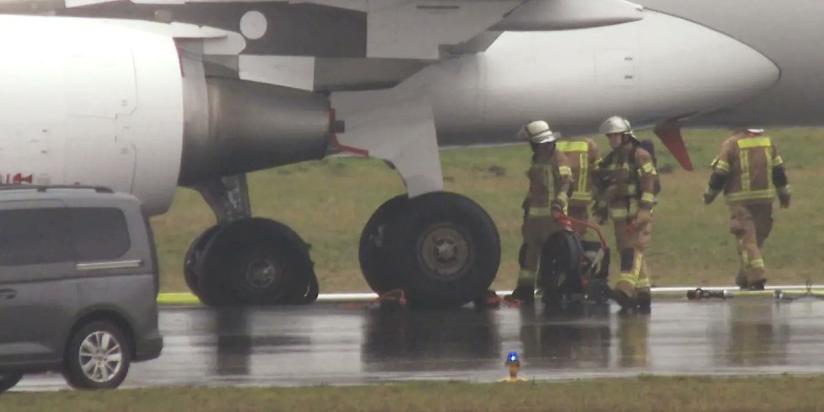 FlightModeblog's tweet photo. On Feb. 18, #Eurowings Airbus A320 (D-AEWN) suffered multiple damaged tires on landing at #Hamburg Airport. Flight #EW6004 from Las Palmas stopped on the runway, and passengers disembarked via stairs. There were 168 people on board.
📷 ©Steven Hutchings/dpa
#Germany #Airbus https://t.co/beyLWr7SvF