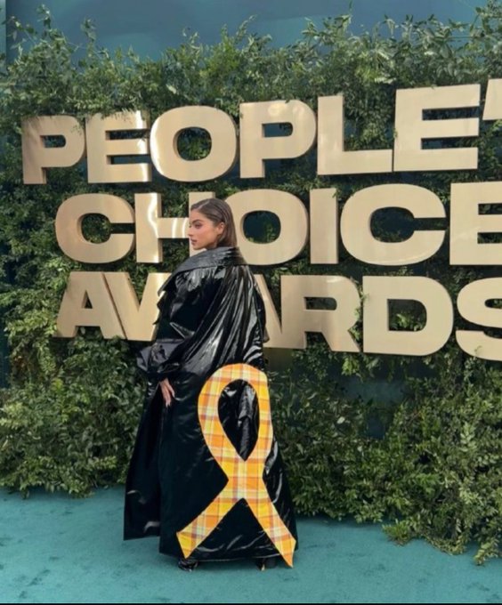 Noa Kirel at the #PeoplesChoiceAwards last night brought a message to Free The Hostages 🎗️