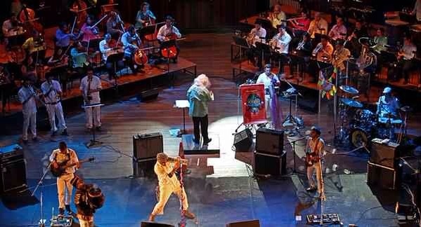 Momentos que inolvidablemente vivirán en nosotros

Agradecido desde lo más profundo de mi corazón con la vida y con todos quienes lo hicieron posible, por permitirnos, no solo una vez, sino 3 veces tocar nuestra canciones con semejante acompañamiento.