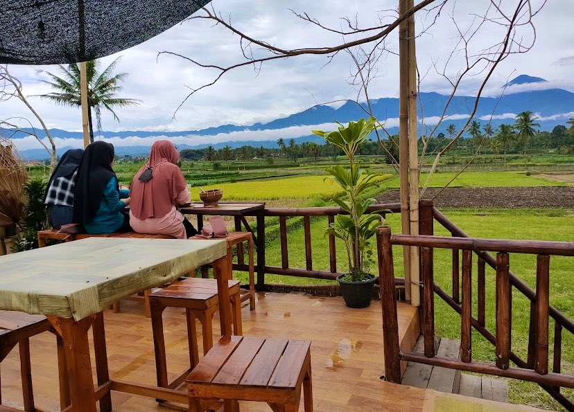 burhan_infinity's tweet photo. Makan disini pasti lupa HP 
Bcos pemandangannya indah✨
Tuh ada sawah sama semeru
Dan makanannya wenak pedes nampol 🤤
Namanya warung mbak ratna 1 https://t.co/IK6eRLLdhh