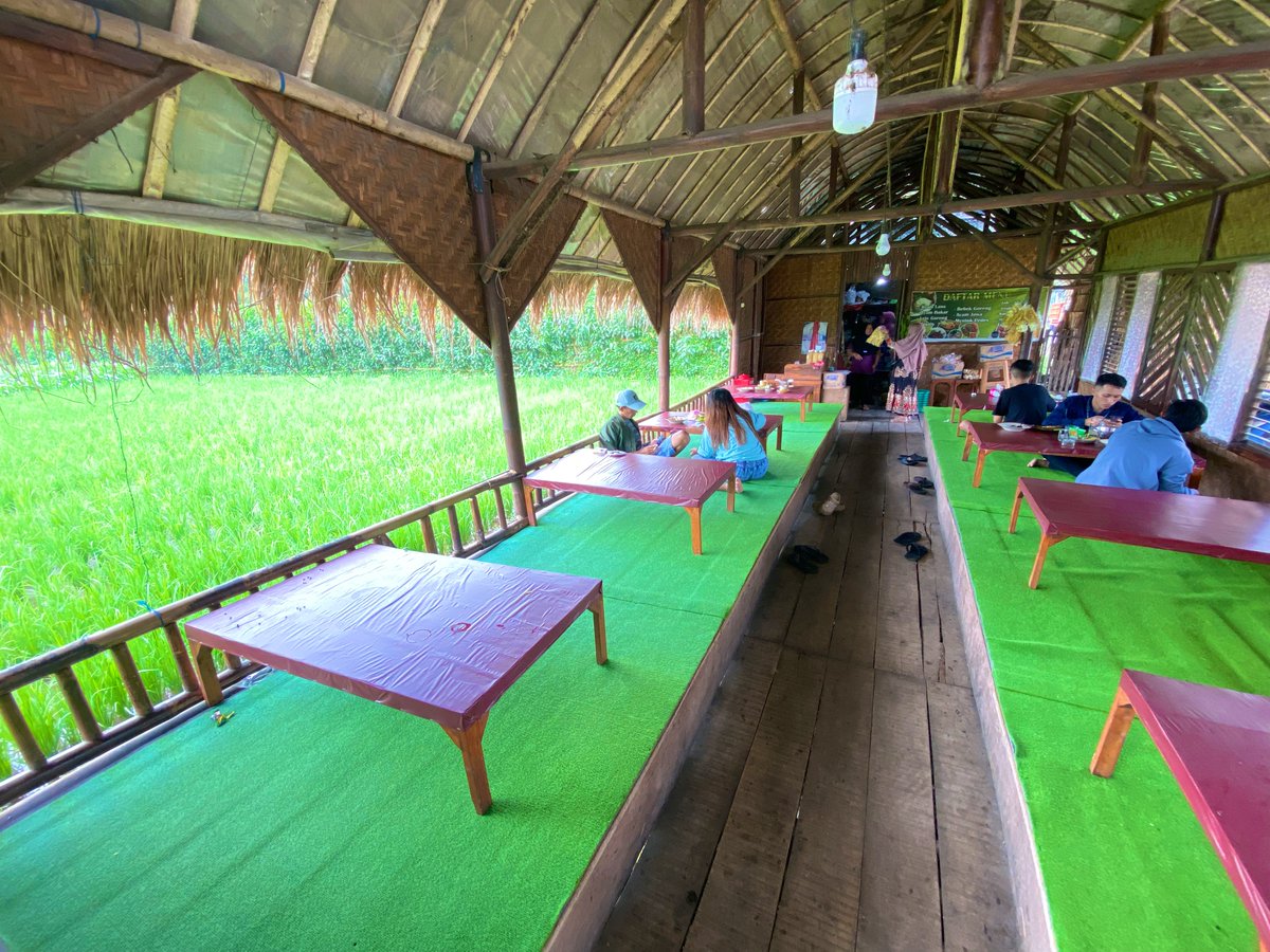 burhan_infinity's tweet photo. Makan disini pasti lupa HP 
Bcos pemandangannya indah✨
Tuh ada sawah sama semeru
Dan makanannya wenak pedes nampol 🤤
Namanya warung mbak ratna 1 https://t.co/IK6eRLLdhh